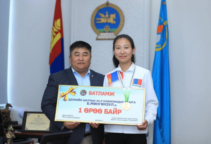 ЭЕРЭГ МЭДЭЭ: Дэлхийн шатрын аварга Б.Мөнгөнзулд Орхон аймгийн иргэд НЭГ ӨРӨӨ байр бэлэглэв