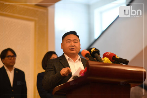 “УИХ-ын гишүүд нь попорч загинаад байхаар, сайд нар нь айгаад салбарынхаа асуудлаа авч орж ирж чадахгүй байна“ 