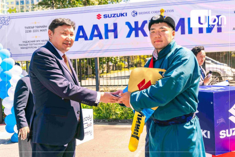Улсын заан М.Лхагвагэрэлд “Сүзүки заан жимни“ автомашиныг бэлэглэжээ
