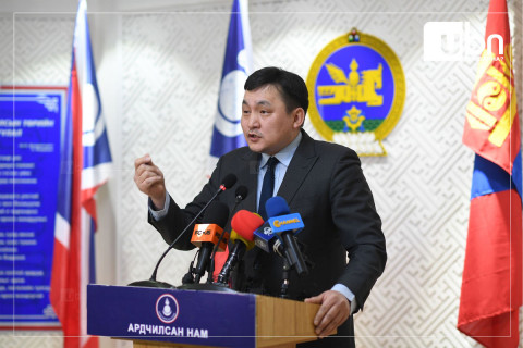 Ч.Отгочулуу: Засгийн газрын сайд нар эдийн засгийн суурь мэдлэггүй байна