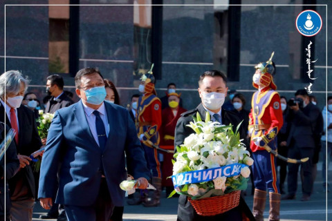 С.Эрдэнэ тэргүүтэй ардчилсан намын гишүүд хэлмэгдэгсдийн хөшөөнд хүндэтгэл үзүүллээ