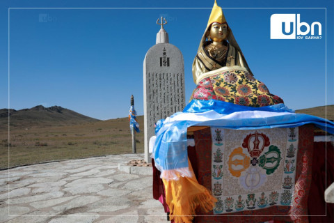 Улаанбаатар хотын анхны шав тавьсан гэрэлт хөшөөнд хүндэтгэл илэрхийллээ