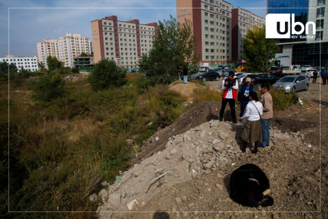 ФОТО: РЦНК-ийн урд талбайн ногоон байгууламж сүйтгэж буйг иргэд эсэргүүцэж байна