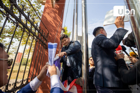 ФОТО: С.Эрдэнийг эсэргүүцсэн АХ-ны залуучууд АН-ын тугийг буулгалаа