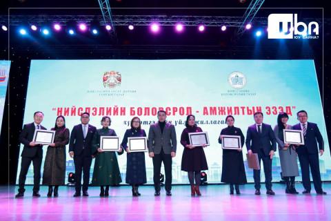 Гэр бүлээрээ боловсролын салбарт ажиллаж буй есөн өрхөд түрээслээд өмчлөх орон сууц олголоо