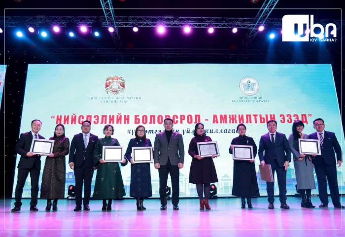 Гэр бүлээрээ боловсролын салбарт ажиллаж буй есөн өрхөд түрээслээд өмчлөх орон сууц олголоо