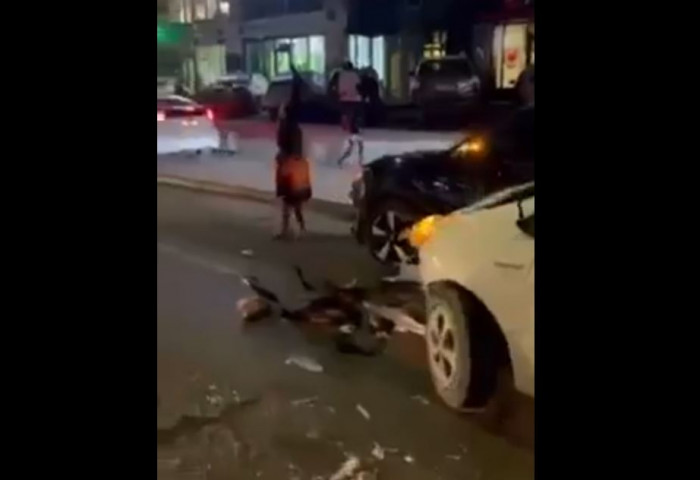 Долоон машин мөргөсөн жолооч: Уулзвараар буцаж эргэх үед дугуй замын хашлага даваад машинаа зогсоож чадаагүй