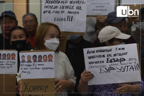“Хүмүүс мөнгө хийгээд буцааж аваад байхаар нь хүүгийнхээ хадгаламж, дүүгийнхээ ноолуурын мөнгө, ахынхаа малчны зээлийг аваад хийчихсэн“