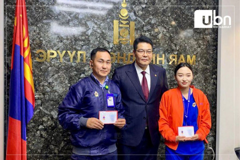 Галын аюулаас 4 хүүхдийн амь насыг аварсан 103-ын эмч, жолооч нарыг “Эрүүл мэндийн тэргүүний ажилтан цол” тэмдгээр шагналаа