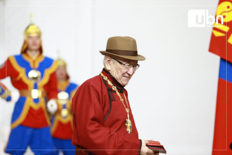 Д.Доржготов: “Чингис хаан“ одонгоор шагнана гэж хэлэхэд хамгийн түрүүнд юу хийлээ гээд номнуудаа үзлээ. Гэхдээ 300 гаруй бүтээл хийсэн байна