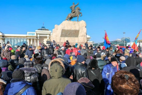 Жагсагчдын зарим нь Их тэнгэрийн ам руу явж, үлдсэн нь талбайг тойрч байна  ​