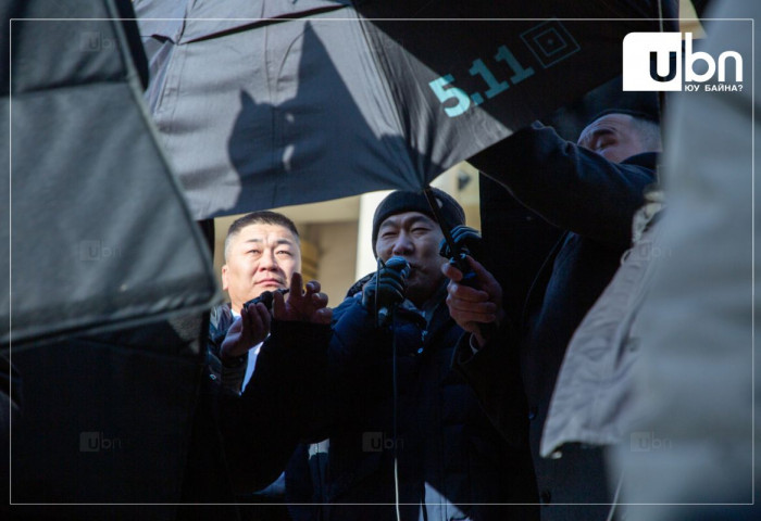 ФОТО: Ерөнхий сайд Л.Оюун-Эрдэнэ жагсагчидтай уулзлаа
