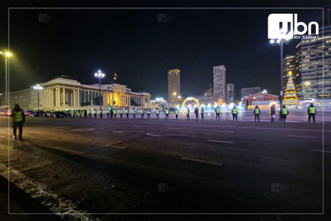 ШУУРХАЙ: Жагсаалд оролцож буй 16 иргэнд эмнэлгийн тусламж үзүүлэхээр Түлэнхийн төв рүү авч явлаа
