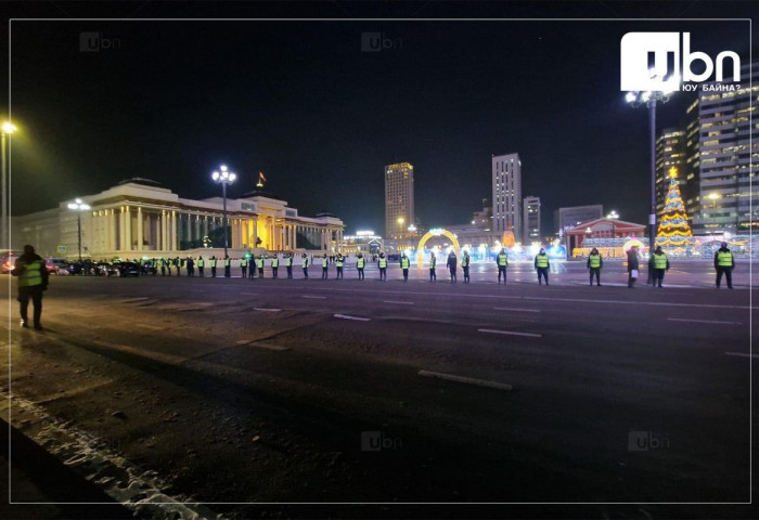 ШУУРХАЙ: Жагсаалд оролцож буй 16 иргэнд эмнэлгийн тусламж үзүүлэхээр Түлэнхийн төв рүү авч явлаа