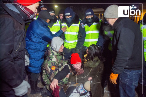 ФОТО: Жагсагчдыг албадан ТАРААВ