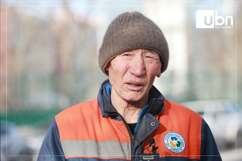 Н.Батмөнх: Бид 06:00 цагаас ажлаа эхэлж, явган хүний замыг шүүрдэж, гараар цэвэрлэдэг