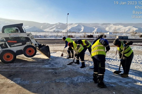 Дүнжингарав худалдааны төвийн гаднах цас цэвэрлэгээг тусгай зориулалтын техник ашиглан хийж байна