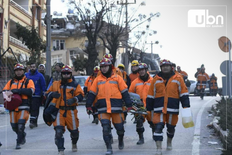 Монголын аврагчид барилгын нурангиас үнэт эдлэл, бэлэн мөнгийг гаргаж хүлээлгэн өглөө