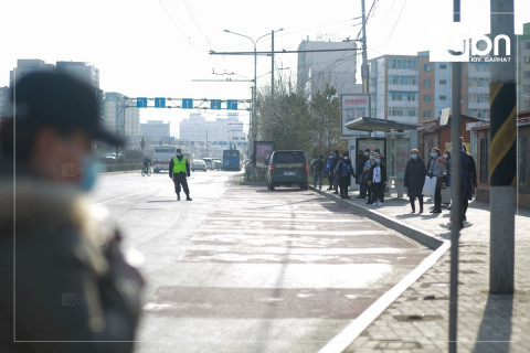 Хувийн таксины жолооч нар автобусны зогсоолд давхар зогсож түгжрэл үүсгэдэг байдлыг болиулах чиглэл өглөө