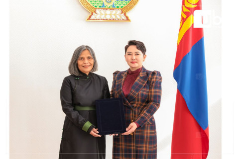 ДЭМБ-ын Монгол дахь суурин төлөөлөгчөөр томилогдсон Сокорро Эскаланте, сайд Б.Батцэцэгт итгэмжлэх захидлаа гардуулжээ