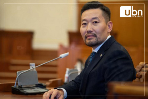 Х.Ганхуяг: Гааль дээр яагаад бараа бүтээгдэхүүн хураагаад байгаа юм бэ. Зөвшөөрлийн тухай хууль хэрэгжихгүй байна