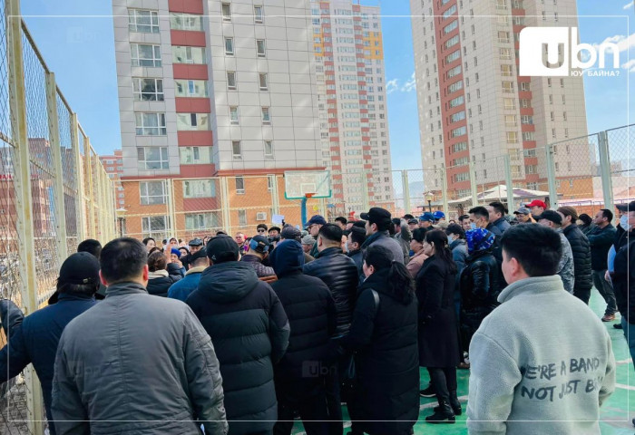 ФОТО: Хоёр байршилд авто замын хөдөлгөөний чигийг нэг урсгалд оруулахыг иргэд эсэргүүцэж байна