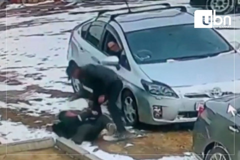 Гудамжинд явж байхад нь араас нь цохиж гар утас, 230 мянган төгрөгийг нь дээрэмджээ