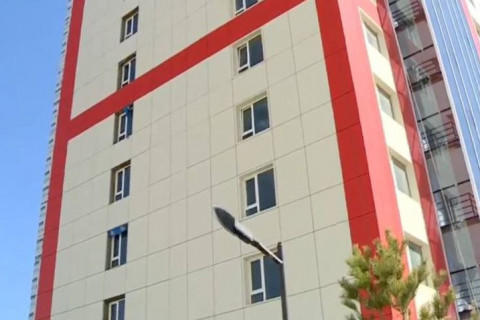“Өгөөмөр Хангал” гэх компанийн барилга дээрээс төмөр унаж, тоглоомын талбай дээр тоглож байсан 11 настай хүүгийн баруун мөрний судас тасарчээ