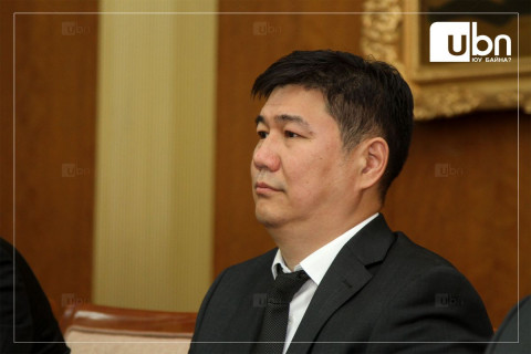 УИХ-ын тамгын газрын ЕНБД асан Ц.Цолмон БЗС-гаас 32 мянган ам.долларын зээл авч, Англид сурчээ