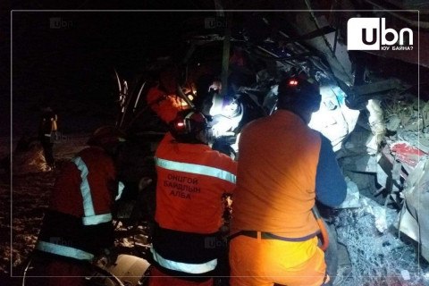 Орон нутгийн замд гурван суудлын автомашин мөргөлдөж, нэг иргэн хавчуулагдсан байсныг эсэн мэнд гаргажээ