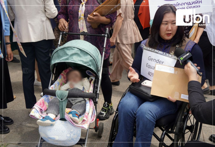ФОТО: Эмэгтэйчүүдийн квотын тоог 30 хувь болгон бууруулсныг эсэргүүцэж Төрийн ордны гадаа жагсаж байна