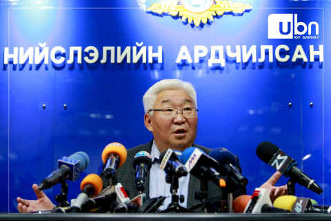 Э.Бат-Үүл: Гудамжинд коммунистууд ч, фашистууд ч бүгд ардчилагчид байдаг