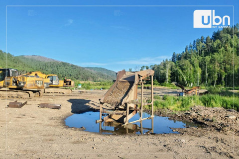 Хууль бусаар алт олборлож байсан хэргийг илрүүлж, шалгалтын ажиллагаа явуулж байна