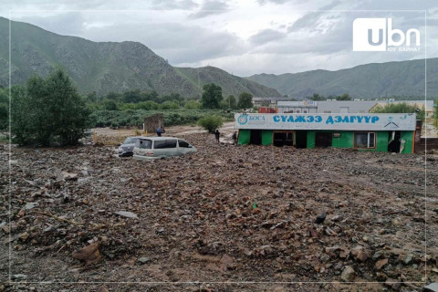 ВИДЕО: Тэрэлжийн замд үеэр бууж, далангийн хажуу налуу зам угаагджээ