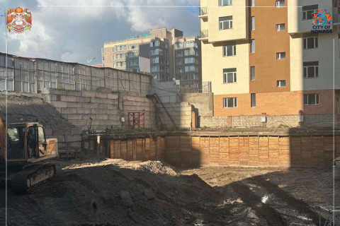 Сэлбэ голын баруун талд баригдаж буй 15 давхар апартментын барилгын ажлыг зогсоолоо