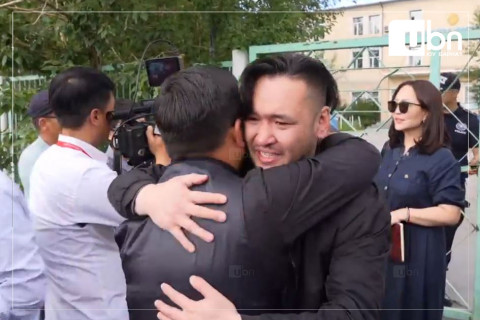 Нэгүүн сайтын сэтгүүлч Б.Анхбаярыг суллаж, хилээр гарах эрхийг нь хязгаарлаж, яллагдагч нартай уулзахыг ХОРИГЛОЛОО