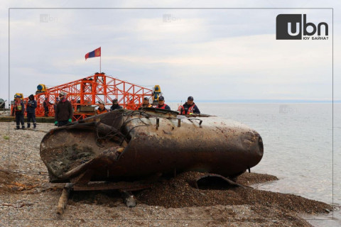 Хөвсгөл нуураас 12 тонн шатахуун тээвэрлэсэн байсан чиргүүл болон ёмкостийг татан гаргажээ
