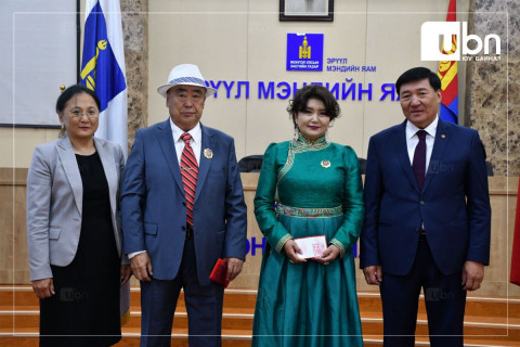 Эрүүл мэндийн салбарынхныг төрийн дээд одон, медалиар шагнав