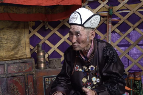 Завхан аймгийн Их-Уул сумын өв тээгч Д.Аюурзана сарлаг маллах арга ухааныг “нүүдэлчин“ наадамчдад таниулан дэлгэрүүллээ