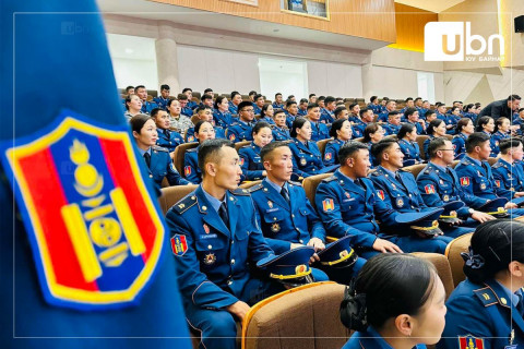 Онцгой байдлын алба хаагчид Шадар сайд С.Амарсайханд цалин хангамжаа дээшлүүлэх хүсэлтээ уламжилжээ