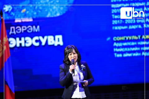 Нэр дэвшигч Д.Эрдэнэсувд Б.Пунсалмааг дэмжихээ илэрхийлэн, нэрээ татлаа