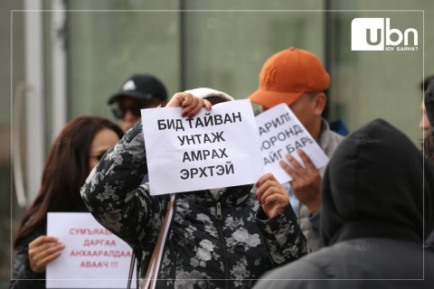 ШУУД: “Өөжин мед” ХХК-ийн ард баригдаж буй 20 давхар барилгыг ойр орчмын оршин суугчид эсэргүүцэн жагсаж байна