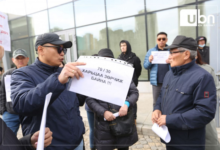 ШУУД: Хот байгуулалт хөгжлийн газрын ажилтан оршин суугчдад мэдээлэл өгч байна