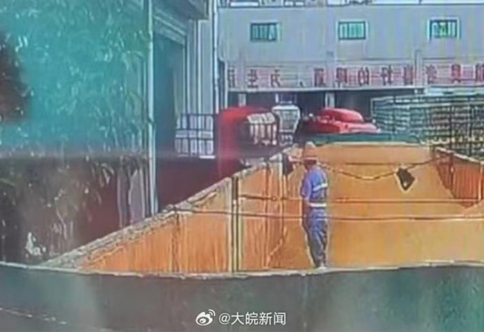 Tsingtao Brewery компани интернэтэд тарсан ажилтан нь пиво руу шээж буй дүрс бичлэгийн мөрөөр шалгалт эхлүүлжээ