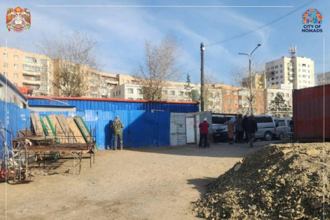 “Барс 2” худалдааны төвийн зүүн талын орц, гарцыг зөвшөөрөлгүй хашаалсан “Тө Сү Ян” ХХК-д мэдэгдэх хуудас хүргүүлжээ