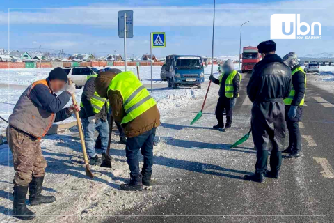 Нийтэд тустай ажил хийлгэх ял шийтгүүлсэн ялтнуудаар нийтийн эзэмшлийн зам талбайн цас мөсийг цэвэрлүүлж байна