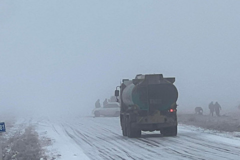 Цасанд суусан таван автомашиныг гаргаж, 11 хүнийг аварчээ