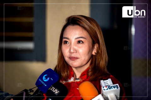 ШУУД: Сэтгүүлч Н.Өнөрцэцэгийг цагдан хорих тогтоолыг танилцуулж байна