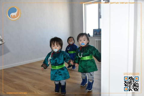 Дорноговь аймагт мэндэлсэн гурван ихэр хүүд гурван өрөө байр бэлэглэжээ