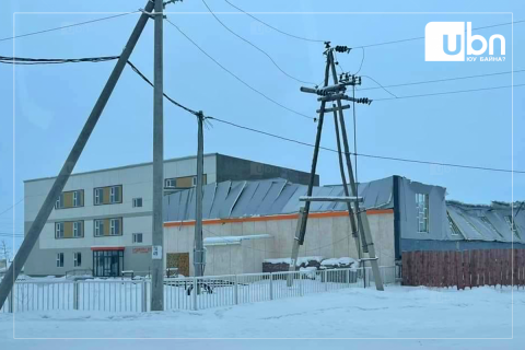 ТОДРУУЛГА: Спорт заалны дээвэр нурж байгааг мэдээд үйл ажиллагааг нь зогсоосон байсан. Сурагчдын амралт эхэлсэн байсан тул хүн бэртэж гэмтээгүй